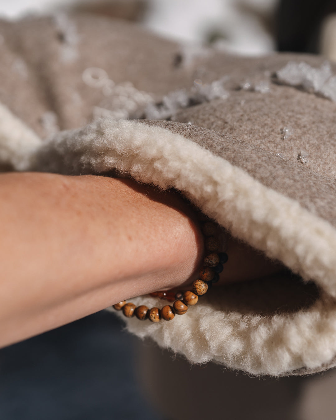 Handmuff aus Merinowolle – bequem an den Kinderwagengriff angebracht