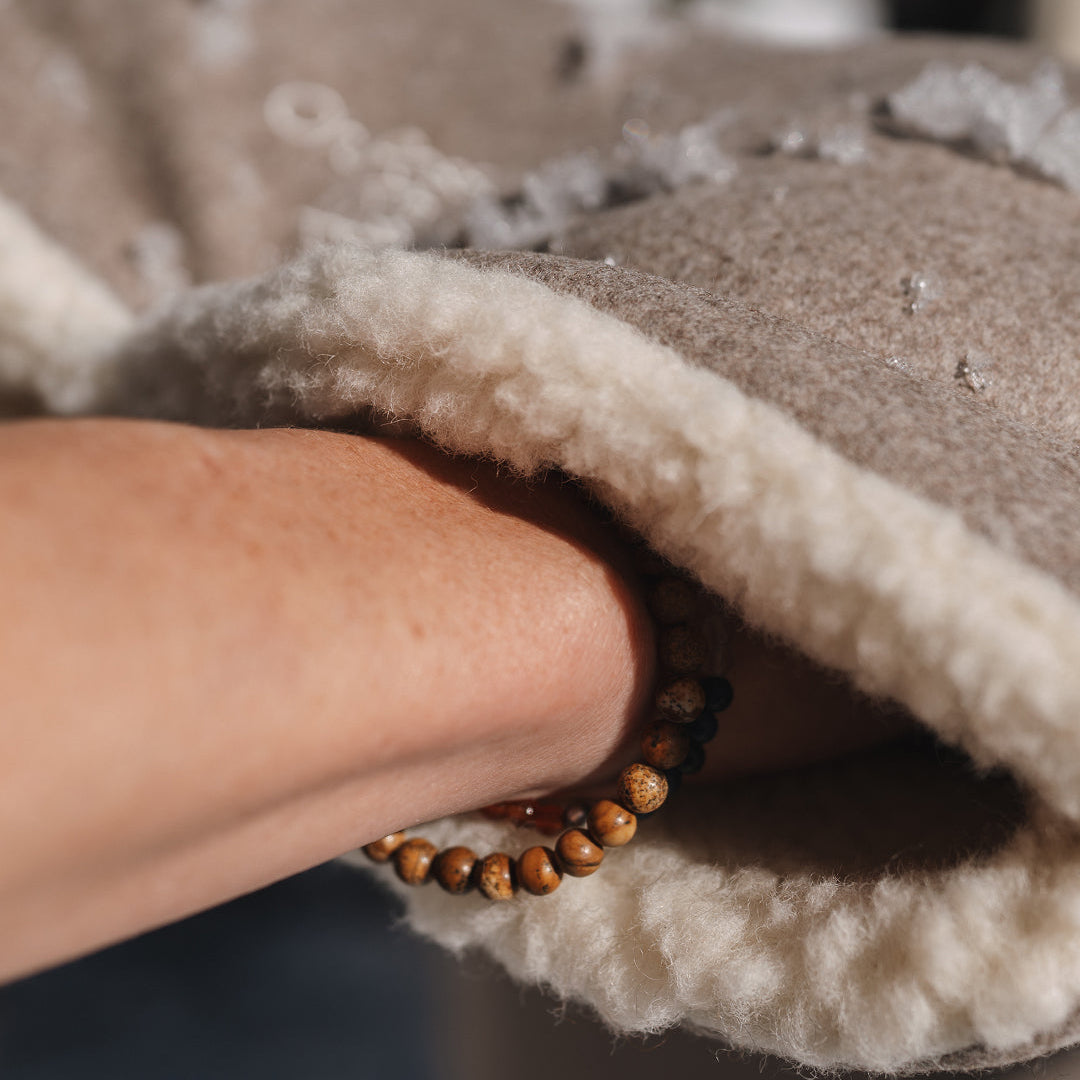 Handmuff aus Merinowolle – bequem an den Kinderwagengriff angebracht