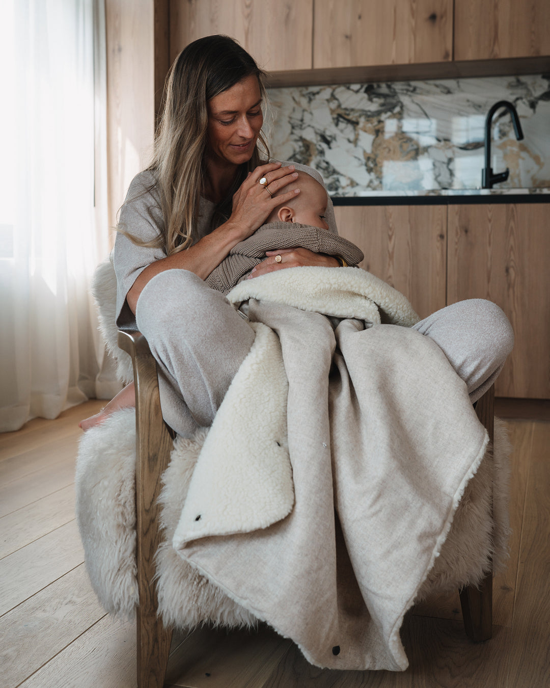 Baby schläft eingewickelt in Känguru-Kuscheldecke Cashmere