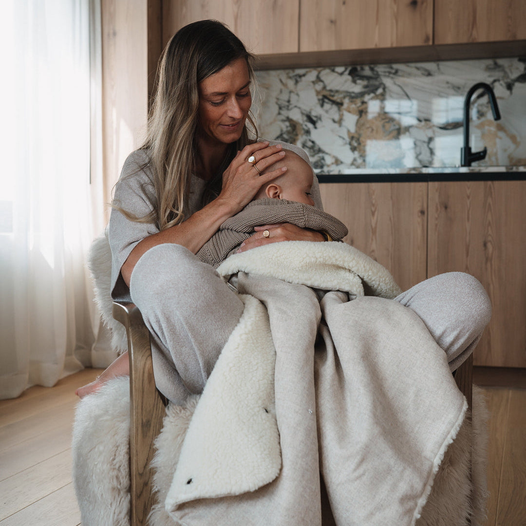 Baby schläft eingewickelt in Känguru-Kuscheldecke Cashmere