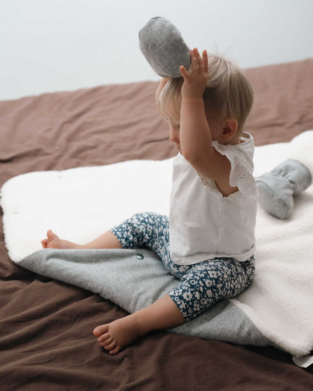 Känguru-Kuscheldecke Merinowolle in hellgrau Kleinkinder