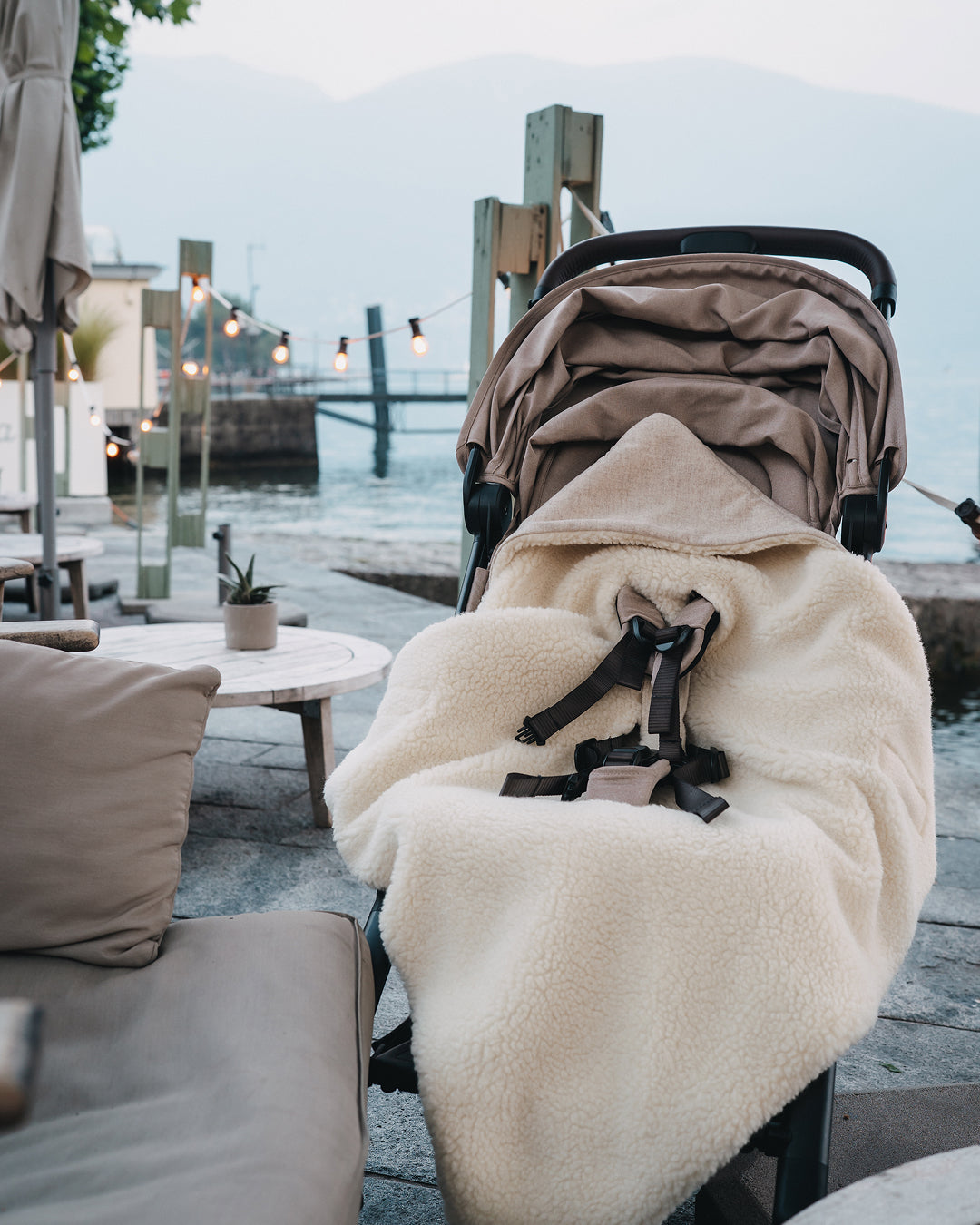 Luxuriöse Einschlagdecke aus Merino und Loden in Cashmere – nachhaltig & zeitlos