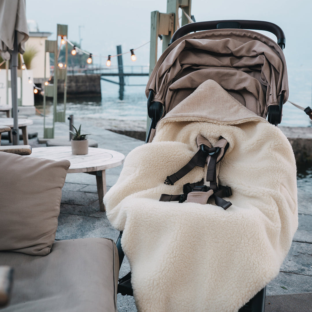 Luxuriöse Einschlagdecke aus Merino und Loden in Cashmere – nachhaltig & zeitlos