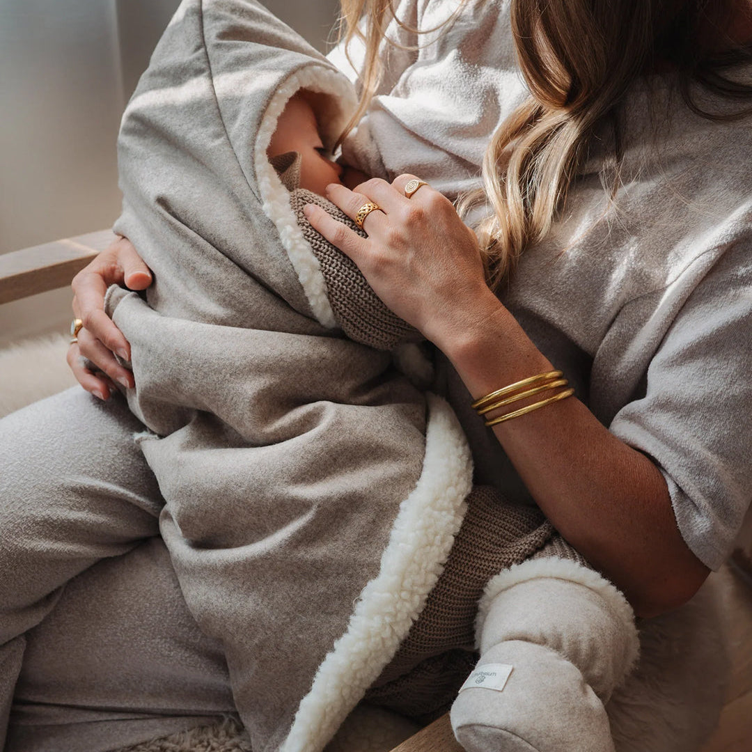 Einschlagdecke aus natürlicher Merinowolle und Loden – Wärme und Geborgenheit von Anfang an