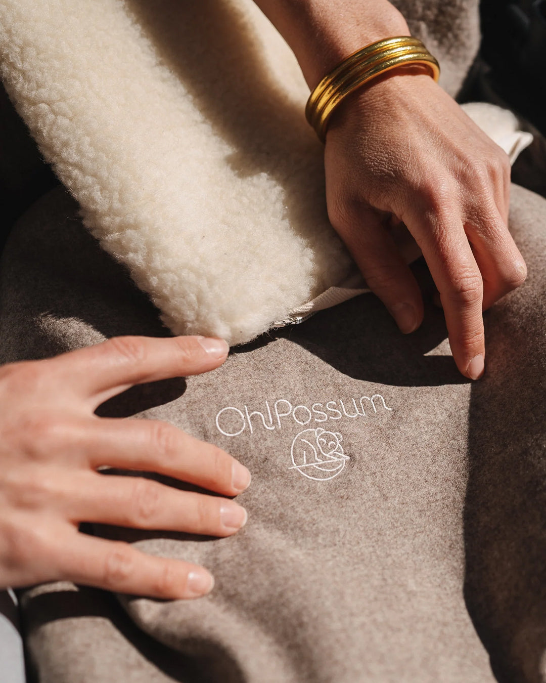 Detail Merinowolle Loden Oh!Possum Logo