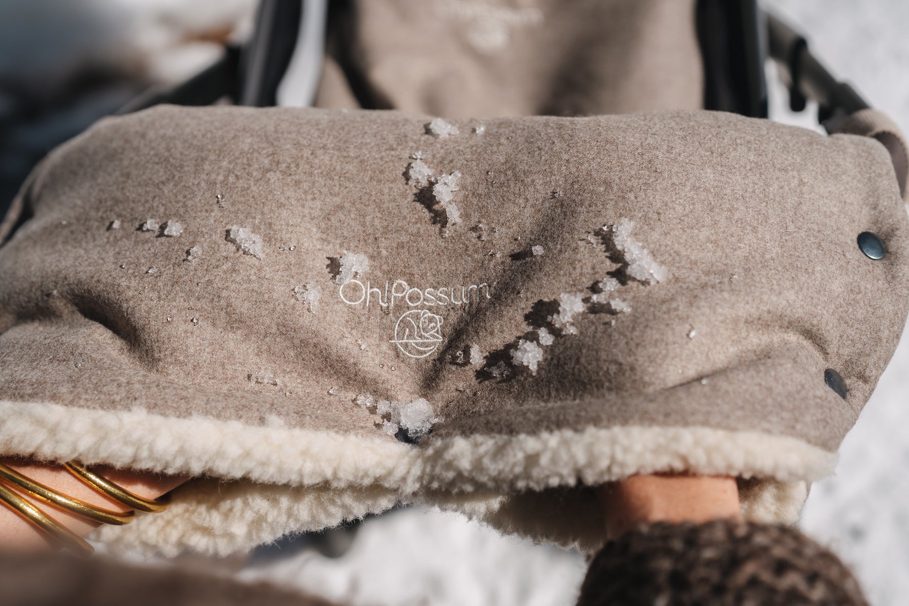 oh_possum_handmuff_beige_natüerliche_materialien_merinowolle_kuschelig_warm_atmungsaktiv_kein_schwitzen