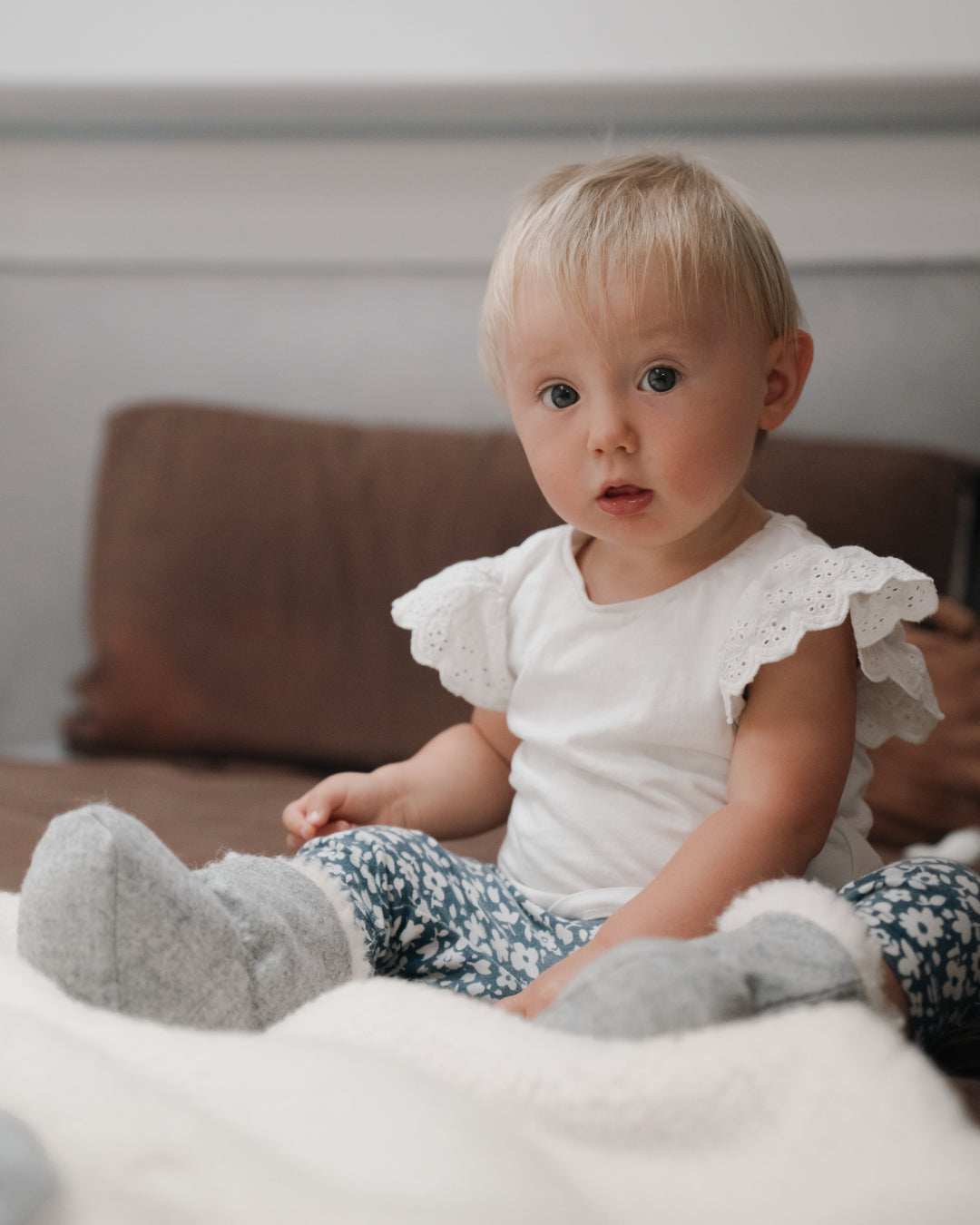 Kleinkind mit hellgrauen Baby Booties - temperaturregulierende Merinowolle