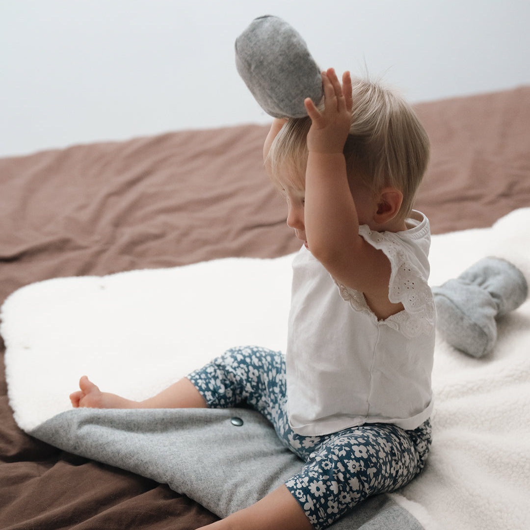 Känguru-Kuscheldecke Merinowolle in hellgrau Kleinkinder