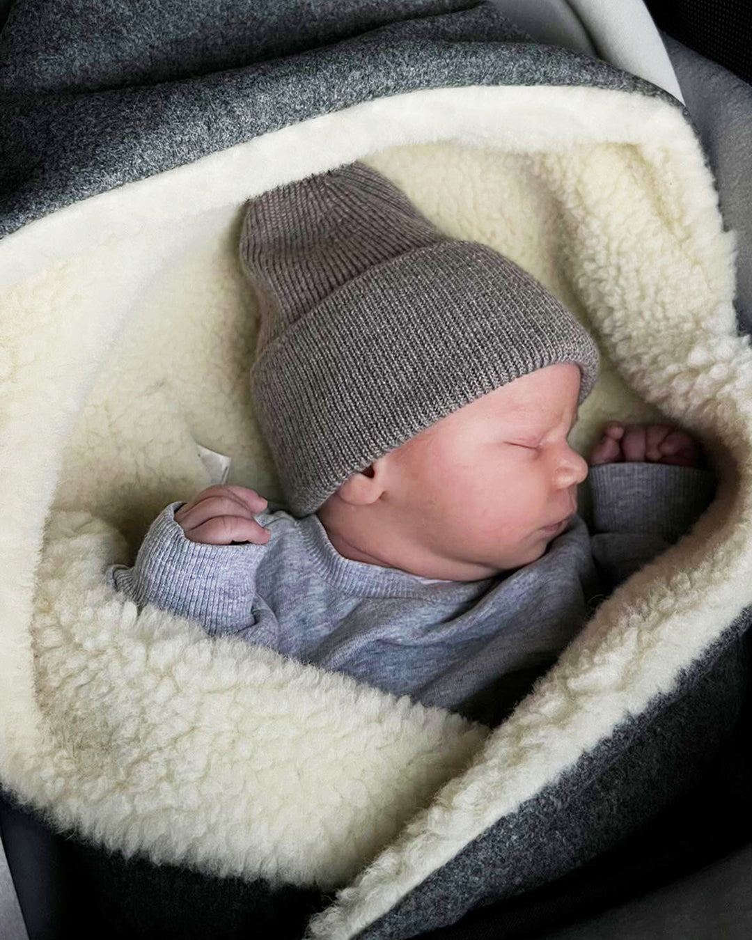 Nachhaltige Baby Einschlagdecke aus Merinowolle – kuschelig und langlebig